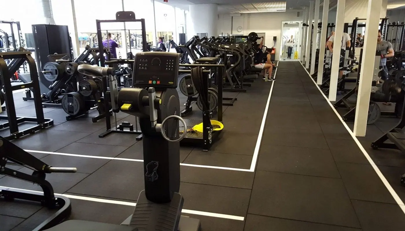Fitness salonunda kauçuk zemin
